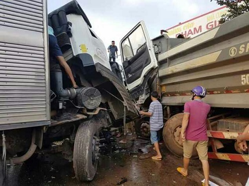 Tai nạn giao th&ocirc;ng ng&agrave;y 13/4: Bị xe đầu k&eacute;o c&aacute;n ngang người, một phụ nữ tử vong