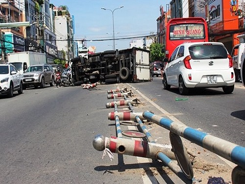 Tai nạn giao th&ocirc;ng ng&agrave;y 14/4: Xe tải t&ocirc;ng xe m&aacute;y rồi lật ngang, đ&ocirc;i vợ chồng nguy kịch