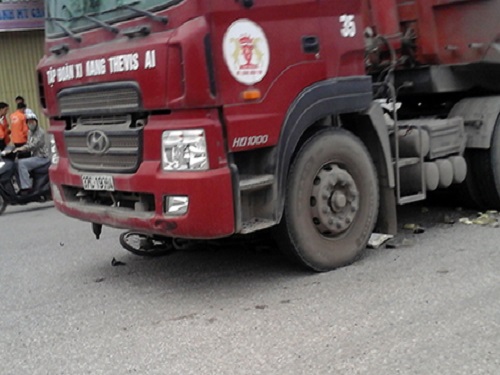 Tai nạn giao th&ocirc;ng ng&agrave;y 15/4: Vợ mang bầu 5 th&aacute;ng v&agrave; con tử vong, chồng nguy kịch
