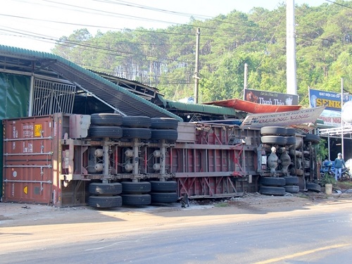 Tai nạn giao th&ocirc;ng ng&agrave;y 16/4: Container k&eacute;o l&ecirc; 3 mẹ con 100m, 5 người thương vong