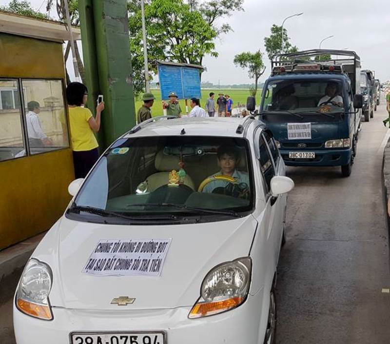 Người d&acirc;n phản đối việc kh&ocirc;ng tham gia BOT Cầu R&aacute;c nhưng vẫn phải đ&oacute;ng ph&iacute;. Ảnh: B&aacute;o Thanh Tra