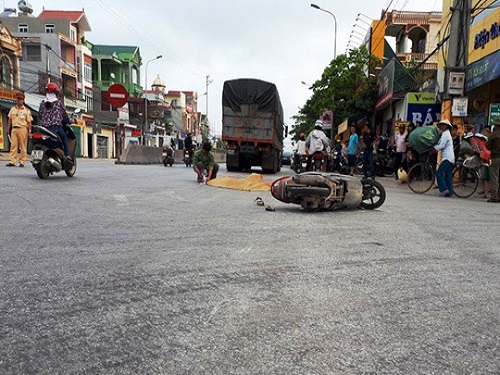 Tai nạn giao th&ocirc;ng ng&agrave;y 17/4: 4 xe m&aacute;y t&ocirc;ng li&ecirc;n ho&agrave;n, 7 người thương vong