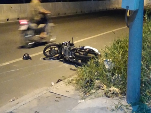 Tai nạn giao th&ocirc;ng ng&agrave;y 17/4: 4 xe m&aacute;y t&ocirc;ng li&ecirc;n ho&agrave;n, 7 người thương vong