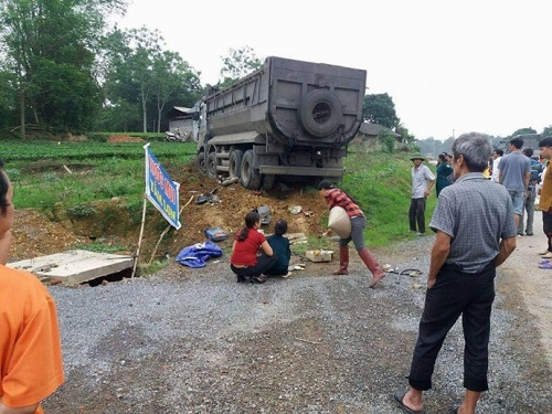 Tai nạn giao th&ocirc;ng ng&agrave;y 18/4: &Ocirc;ng tử vong, 3 ch&aacute;u nguy kịch tr&ecirc;n đường đi học về