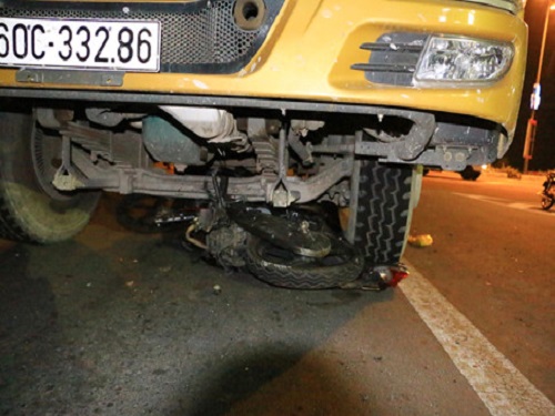 Tai nạn giao th&ocirc;ng ng&agrave;y 18/4: &Ocirc;ng tử vong, 3 ch&aacute;u nguy kịch tr&ecirc;n đường đi học về