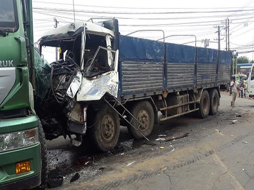 Tai nạn giao th&ocirc;ng ng&agrave;y 19/4: Hai &ocirc; t&ocirc; đối đầu kinh ho&agrave;ng, 6 người nhập viện