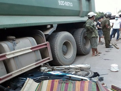 Tai nạn giao th&ocirc;ng ng&agrave;y 19/4: Hai &ocirc; t&ocirc; đối đầu kinh ho&agrave;ng, 6 người nhập viện