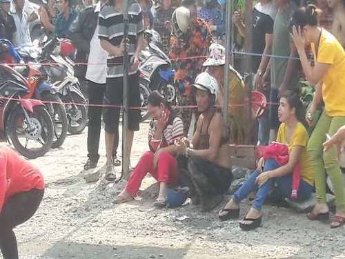Tai nạn giao th&ocirc;ng ng&agrave;y 20/4: Chồng con kh&oacute;c ngất b&ecirc;n thi thể người phụ nữ bị xe ben c&aacute;n