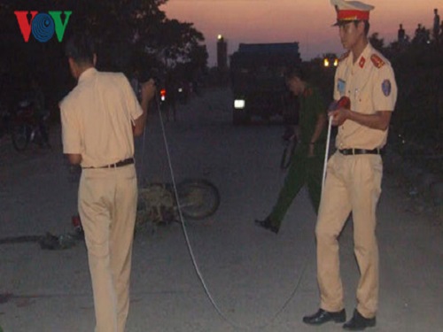 Tai nạn giao th&ocirc;ng ng&agrave;y 20/4: Chồng con kh&oacute;c ngất b&ecirc;n thi thể người phụ nữ bị xe ben c&aacute;n