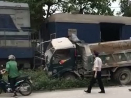 Tai nạn giao th&ocirc;ng ng&agrave;y 20/4: Chồng con kh&oacute;c ngất b&ecirc;n thi thể người phụ nữ bị xe ben c&aacute;n