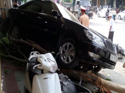 Tai nạn giao th&ocirc;ng ng&agrave;y 21/4: 2 xe m&aacute;y đối đầu kinh ho&agrave;ng, 2 người tử vong tại chỗ