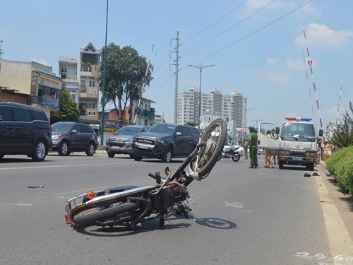 Tai nạn giao th&ocirc;ng ng&agrave;y 22/4: &Ocirc; t&ocirc; t&ocirc;ng xe m&aacute;y văng xa 100m, 1 thanh ni&ecirc;n nguy kịch