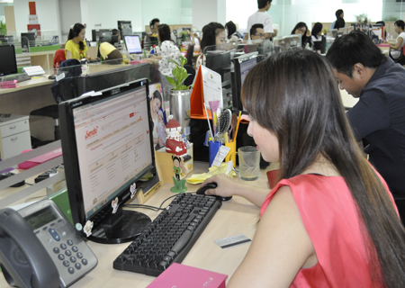 H&agrave;nh vi b&aacute;n h&agrave;ng giả, h&agrave;ng nh&aacute;i tr&ecirc;n mạng bị xử phạt rất nặng. Ảnh minh họa