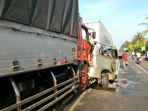 Tai nạn giao th&ocirc;ng ng&agrave;y 23/4: Đi chơi nh&agrave; bạn g&aacute;i về, thanh ni&ecirc;n tử vong dưới b&aacute;nh xe tải