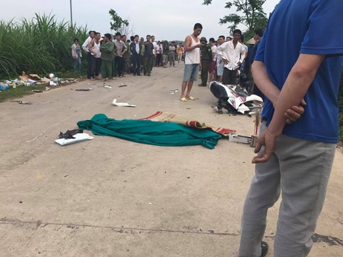 Tai nạn giao th&ocirc;ng ng&agrave;y 23/4: Đi chơi nh&agrave; bạn g&aacute;i về, thanh ni&ecirc;n tử vong dưới b&aacute;nh xe tải