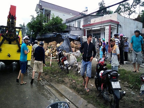 Tai nạn giao th&ocirc;ng ng&agrave;y 23/4: Đi chơi nh&agrave; bạn g&aacute;i về, thanh ni&ecirc;n tử vong dưới b&aacute;nh xe tải