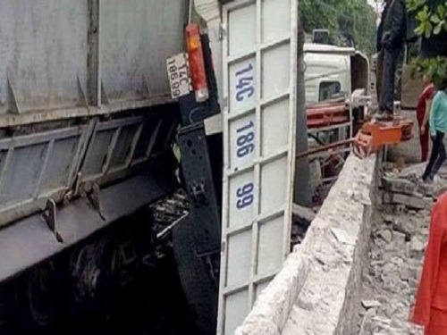 Tai nạn giao th&ocirc;ng ng&agrave;y 25/4: Bị t&agrave;u hỏa t&ocirc;ng văng gần 10m, người đ&agrave;n &ocirc;ng tử vong
