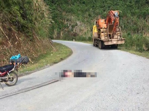 Tai nạn giao th&ocirc;ng ng&agrave;y 26/4: Nam thanh ni&ecirc;n chết lặng &ocirc;m thi thể bạn g&aacute;i bị xe tải c&aacute;n