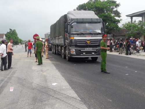 Tai nạn giao th&ocirc;ng ng&agrave;y 27/4: &Ocirc;ng b&agrave; tử vong, ch&aacute;u nguy kịch tr&ecirc;n đường đi ăn giỗ