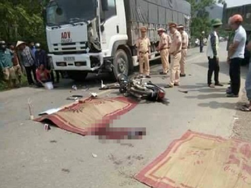 Tai nạn giao th&ocirc;ng ng&agrave;y 27/4: &Ocirc;ng b&agrave; tử vong, ch&aacute;u nguy kịch tr&ecirc;n đường đi ăn giỗ