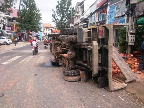Tai nạn giao th&ocirc;ng ng&agrave;y 27/4: &Ocirc;ng b&agrave; tử vong, ch&aacute;u nguy kịch tr&ecirc;n đường đi ăn giỗ