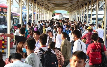  Lượng kh&aacute;ch qu&aacute; lớn, đứng cho&aacute;n hết điểm đỗ của xe. Ảnh: B&aacute;o Tiền Phong