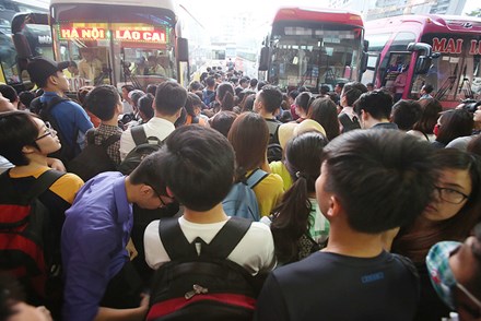 Lượng kh&aacute;ch qu&aacute; lớn, đứng cho&aacute;n hết điểm đỗ của xe. Ảnh: B&aacute;o Tiền Phong