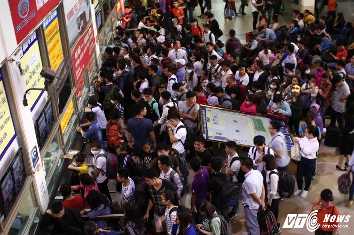 Cảnh tượng chen lấn mua v&eacute; tại quầy b&aacute;n v&eacute; xe Mỹ Đ&igrave;nh. Ảnh: VTC News