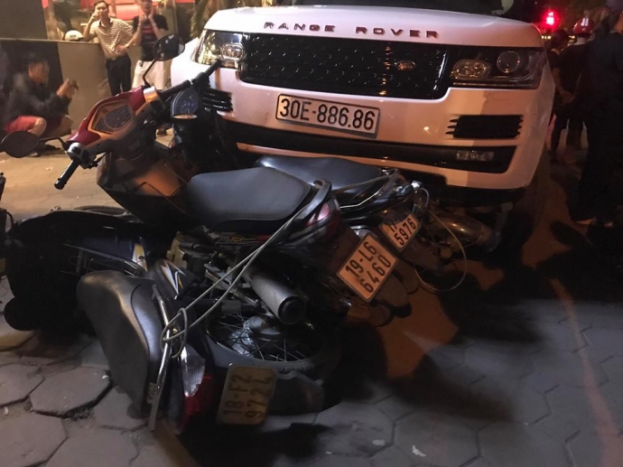  Hiện trường xe Range Rover g&acirc;y tai nạn tr&ecirc;n đường Ho&agrave;ng Quốc Việt. Ảnh: B&aacute;o Giao th&ocirc;ng