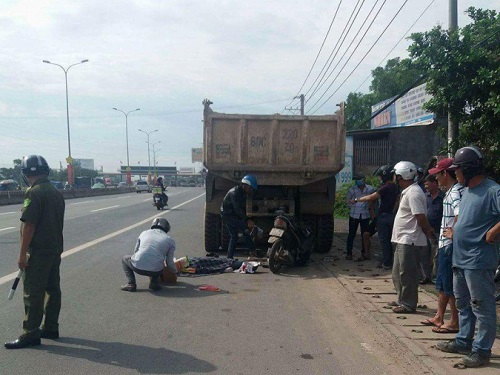 Tai nạn giao th&ocirc;ng ng&agrave;y 29/4: Container t&ocirc;ng li&ecirc;n ho&agrave;n, 3 người trong 1 gia đ&igrave;nh thương vong