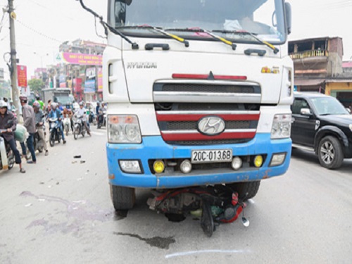 Tai nạn giao th&ocirc;ng ng&agrave;y 29/4: Container t&ocirc;ng li&ecirc;n ho&agrave;n, 3 người trong 1 gia đ&igrave;nh thương vong