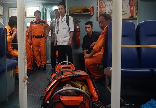  T&agrave;u SAR 412 đưa thuyền vi&ecirc;n về Đ&agrave; Nẵng cấp cứu. Ảnh: B&aacute;o Qu&acirc;n đội nh&acirc;n d&acirc;n