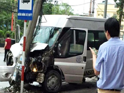Tai nạn giao th&ocirc;ng ng&agrave;y 2/5: Tr&ecirc;n đường đi chơi lễ về, 3 &ocirc; t&ocirc; t&ocirc;ng nhau vỡ n&aacute;t