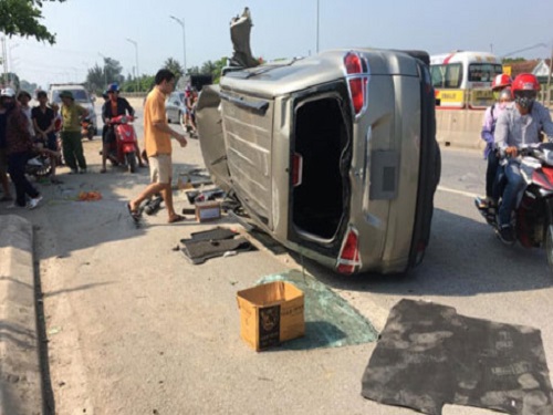Tai nạn giao th&ocirc;ng ng&agrave;y 2/5: Tr&ecirc;n đường đi chơi lễ về, 3 &ocirc; t&ocirc; t&ocirc;ng nhau vỡ n&aacute;t