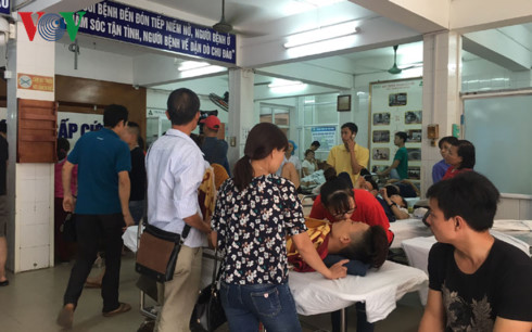  Bệnh nh&acirc;n chờ đợi tại h&agrave;nh lang khoa Cấp cứu bệnh viện Việt Đức. Ảnh: VOV