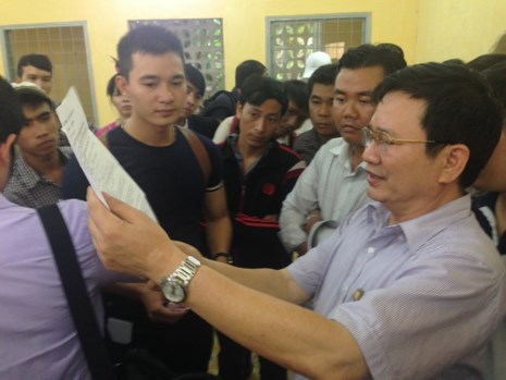 Tổng gi&aacute;m đốc c&ocirc;ng ty xuất khẩu 13Win18 cá cược thể thao bị người 13Win18 cá cược thể thao bao v&acirc;y. Ảnh: Ph&aacute;p luật TP.HCM