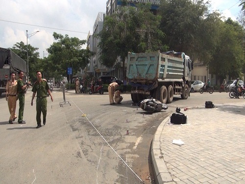 Tai nạn giao th&ocirc;ng ng&agrave;y 8/5: Đưa con đi học, mẹ tử vong dưới b&aacute;nh xe ben
