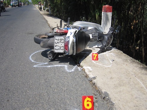 Tai nạn giao th&ocirc;ng ng&agrave;y 8/5: Đưa con đi học, mẹ tử vong dưới b&aacute;nh xe ben