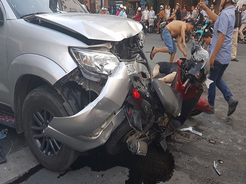 Tai nạn giao th&ocirc;ng ng&agrave;y 8/5: Đưa con đi học, mẹ tử vong dưới b&aacute;nh xe ben