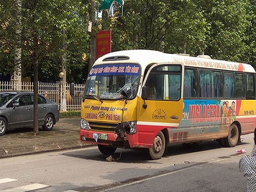 Tai nạn giao th&ocirc;ng ng&agrave;y 9/5: 2 xe m&aacute;y văng xa h&agrave;ng chục m&eacute;t, 3 người nguy kịch