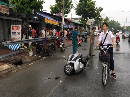 Tai nạn giao th&ocirc;ng ng&agrave;y 9/5: 2 xe m&aacute;y văng xa h&agrave;ng chục m&eacute;t, 3 người nguy kịch