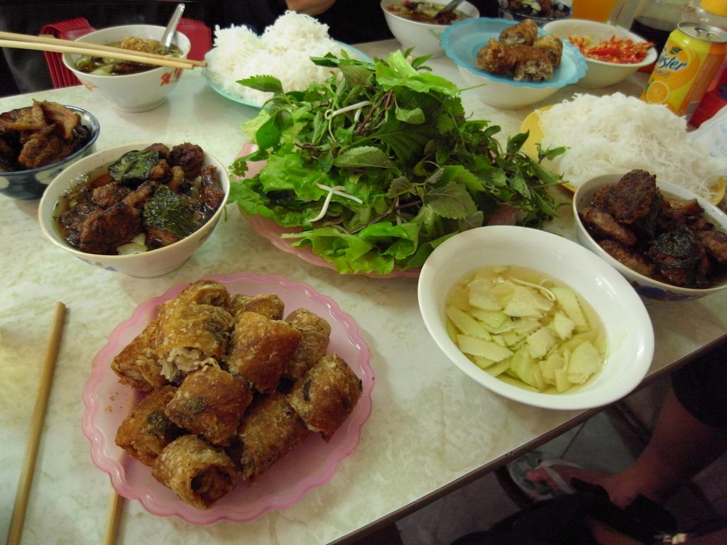 B&uacute;n chả H&agrave;ng M&agrave;nh l&agrave; qu&aacute;n ăn c&oacute; doanh thu khủng. Ảnh: bunchahangmanh.vn