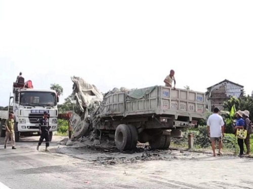 Tai nạn giao th&ocirc;ng ng&agrave;y 12/5: Hai xe tải đối đầu bẹp n&aacute;t, hai t&agrave;i xế tử vong