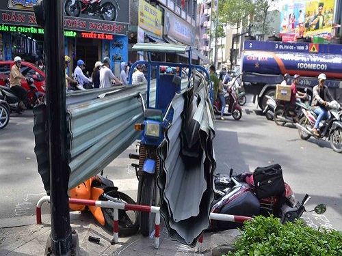 Tai nạn giao th&ocirc;ng ng&agrave;y 12/5: Hai xe tải đối đầu bẹp n&aacute;t, hai t&agrave;i xế tử vong