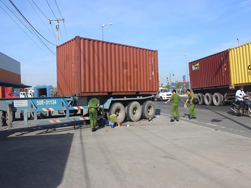 Tai nạn giao th&ocirc;ng ng&agrave;y 13/5: Thi thể nạn nh&acirc;n vụ tai nạn bị k&eacute;o l&ecirc; dưới gầm xe 50km