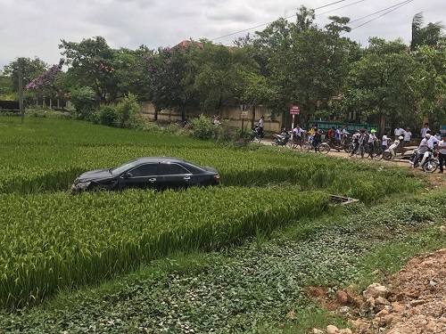 Tai nạn giao th&ocirc;ng ng&agrave;y 15/5: Xe Camry t&ocirc;ng 3 học sinh tử vong rồi bay xuống ruộng