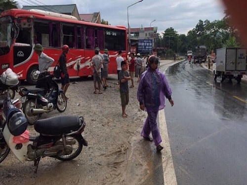 Tai nạn giao th&ocirc;ng ng&agrave;y 15/5: Xe Camry t&ocirc;ng 3 học sinh tử vong rồi bay xuống ruộng