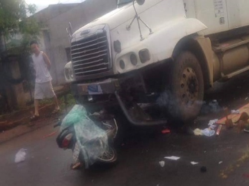 Tai nạn giao th&ocirc;ng ng&agrave;y 17/5: Đi si&ecirc;u thị, 2 mẹ con bị container cuốn v&agrave;o gầm