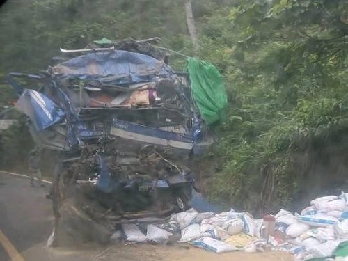Tai nạn giao th&ocirc;ng ng&agrave;y 18/5: Xe tải lao v&agrave;o v&aacute;ch n&uacute;i n&aacute;t bươm, 2 người tử vong