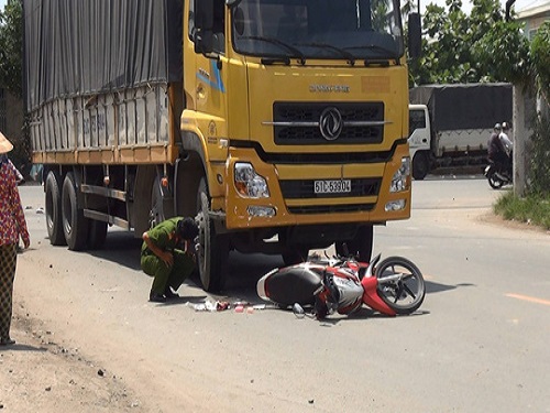 Tai nạn giao th&ocirc;ng ng&agrave;y 18/5: Xe tải lao v&agrave;o v&aacute;ch n&uacute;i n&aacute;t bươm, 2 người tử vong